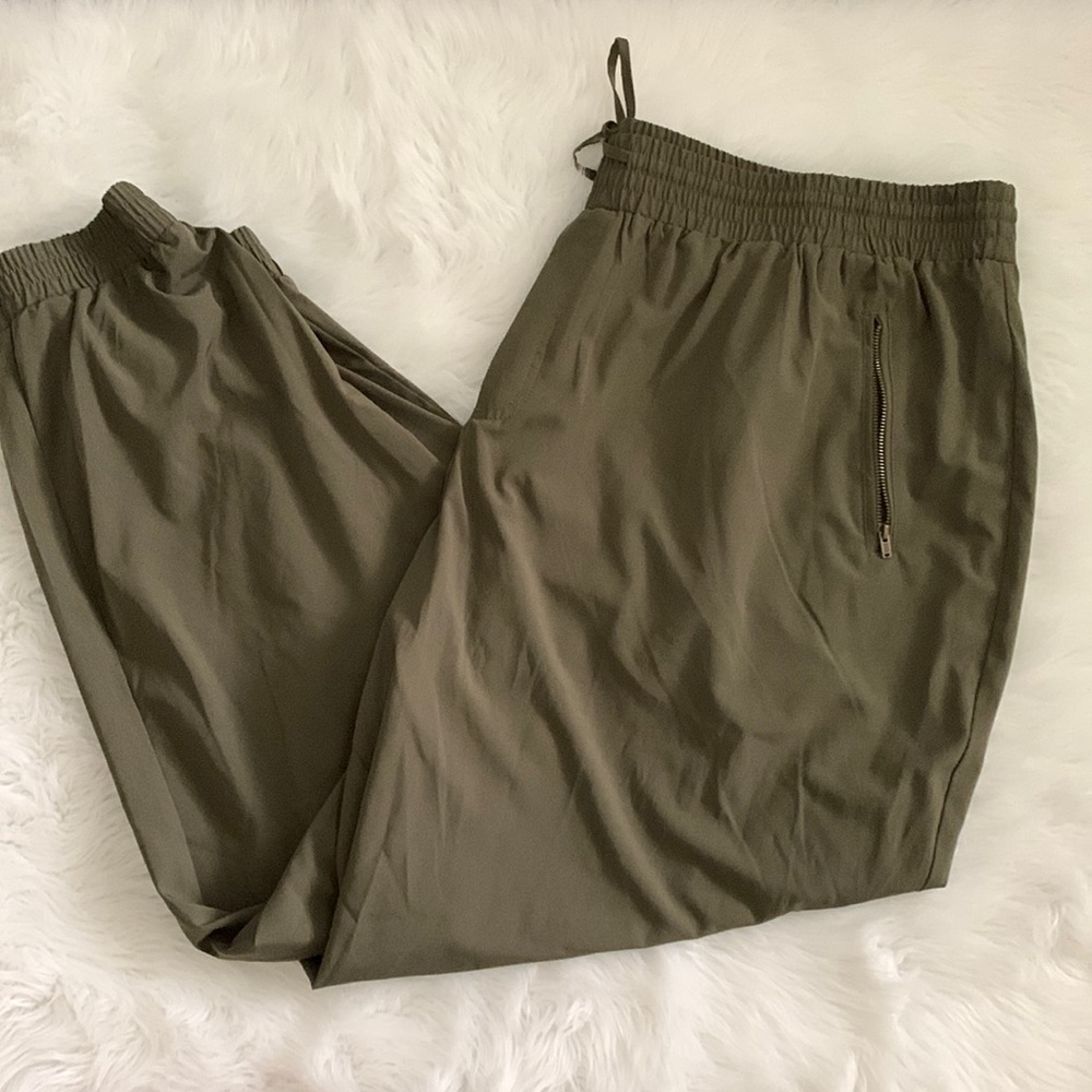 Women’s Hunter Green Casual Pants. Size 26/28W.